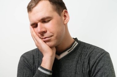 Stüdyoda poz veren adam