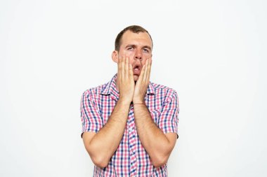 Stüdyoda poz veren adam