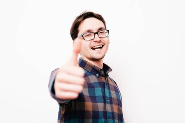 Adam baş parmağını gösteriyor.