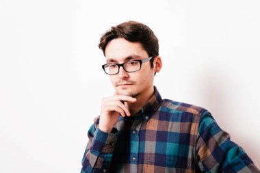 Stüdyoda poz veren adam