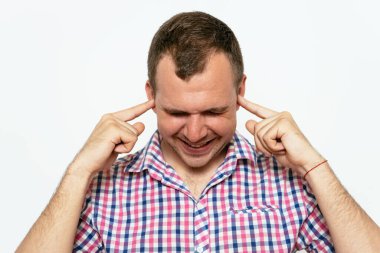 Stüdyoda poz veren adam