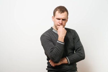 Adam tırnaklarını yiyor.