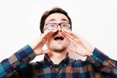 Stüdyoda poz veren adam