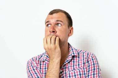 Adam tırnaklarını yiyor.