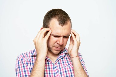 Stüdyoda poz veren adam