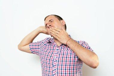 Stüdyoda poz veren adam