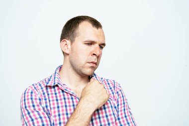 Stüdyoda poz veren adam