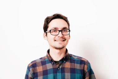 Stüdyoda poz veren adam