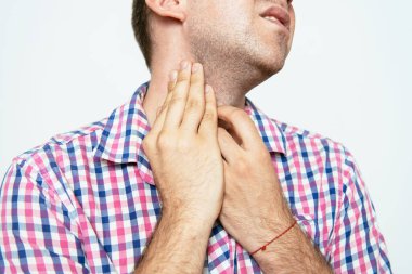 Stüdyoda poz veren adam