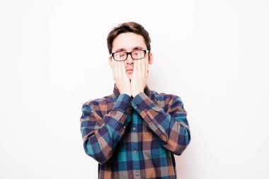 Stüdyoda poz veren adam