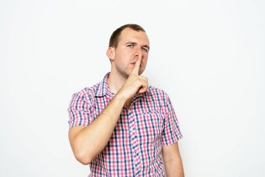 Adam parmağını onun dudaklarına koydu.