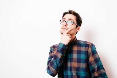 Stüdyoda poz veren adam