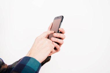 Akıllı telefonu olan bir adam.