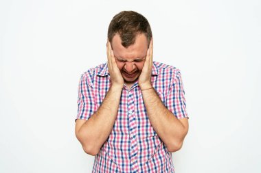 Stüdyoda poz veren adam