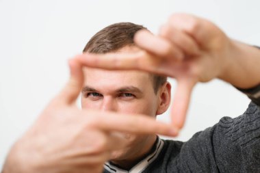 Adam çerçeve eli yapıyor