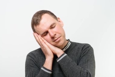 Stüdyoda poz veren adam