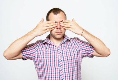 Erkekler gözlerini onun elleriyle kapatır.