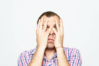 Kafasını elinde tutan genç bir iş adamı