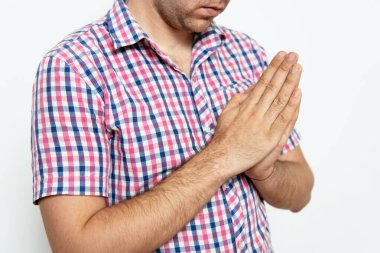 Stüdyoda poz veren adam