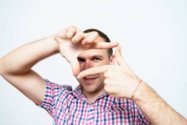 Stüdyoda poz veren adam