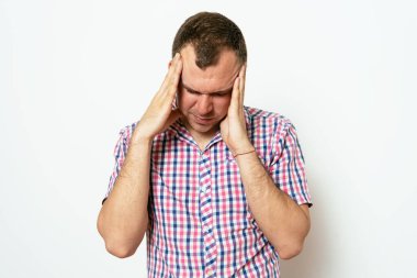 Stüdyoda poz veren adam