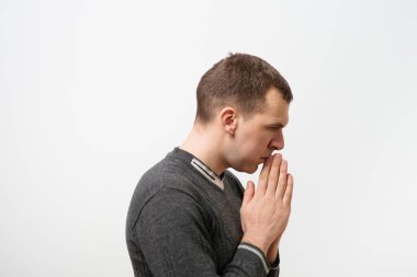 Stüdyoda poz veren adam