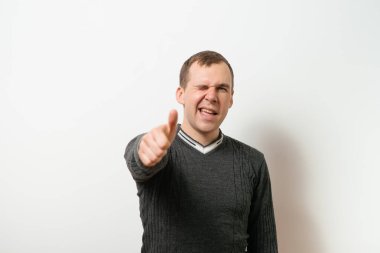 Adam baş parmağını gösteriyor.