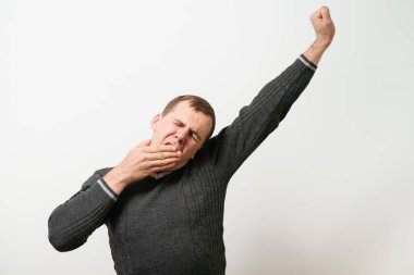 Stüdyoda poz veren adam