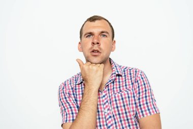 Stüdyoda poz veren adam