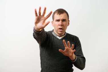 Adam korkudan korkuyor.