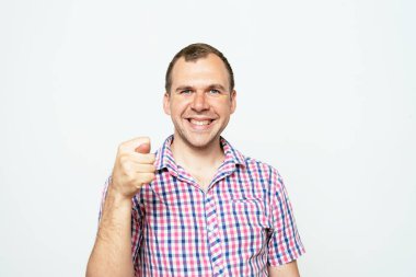 Adam incir gösteriyor.