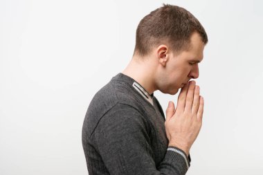 Stüdyoda poz veren adam