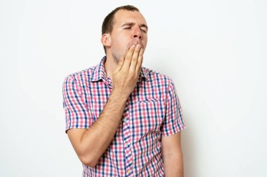 Stüdyoda poz veren adam