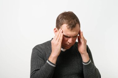 Stüdyoda poz veren adam