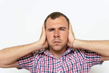 Stüdyoda poz veren adam