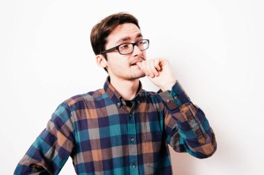 Adam tırnaklarını yiyor.