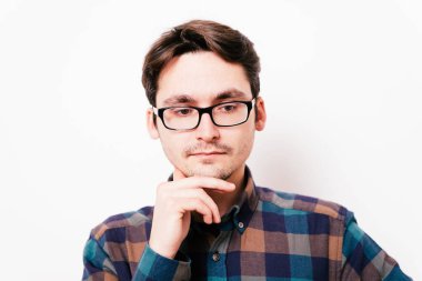 Stüdyoda poz veren adam