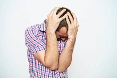 Adam korkudan korkuyor.