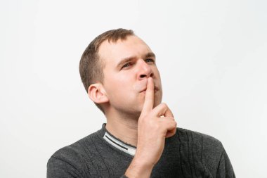 Stüdyoda poz veren adam