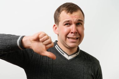 Adam baş parmak hareketi gösteriyor.