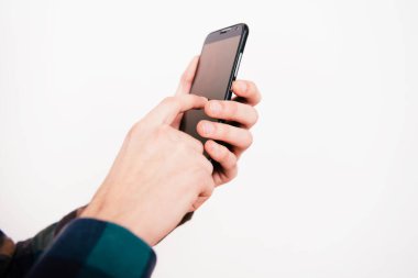 Akıllı telefonu olan bir adam.