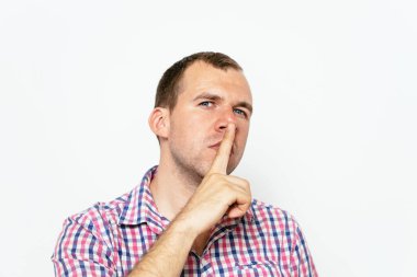 Adam parmağını onun dudaklarına koydu.