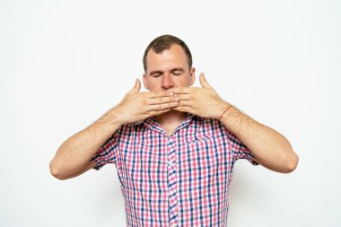 Adam ağzını kapatır.