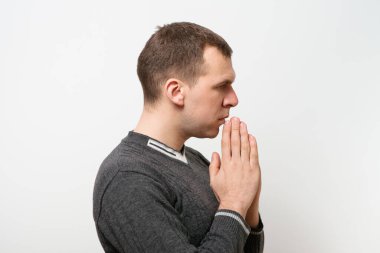 Stüdyoda poz veren adam