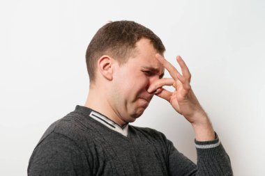 Leş gibi kokuyor. Adamın burnunu kapatır.