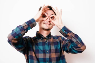 Adam elleriyle dürbün yapıyor.