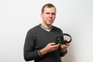 Stüdyoda poz veren adam