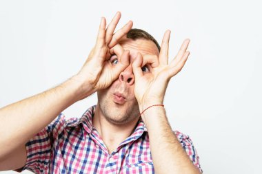 Adam elleriyle dürbün yapıyor.