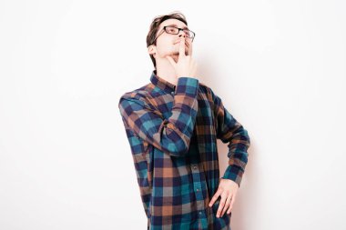 Stüdyoda poz veren adam