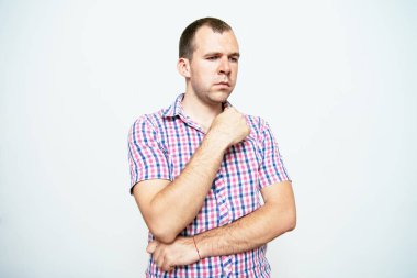 Stüdyoda poz veren adam